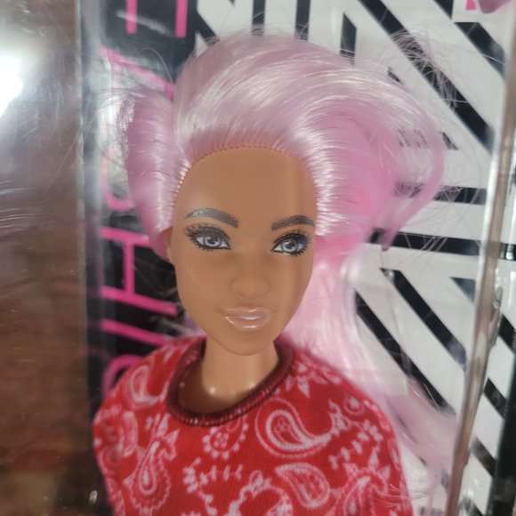 Barbie 2019 Fashionista # 151 Pink Hair - Picture 5 of 17